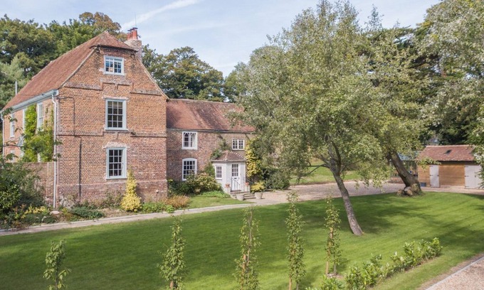 Deal House | Stone Hall Farmhouse is a stunning Grade II listed house with Georgian and Victorian origins, nestle