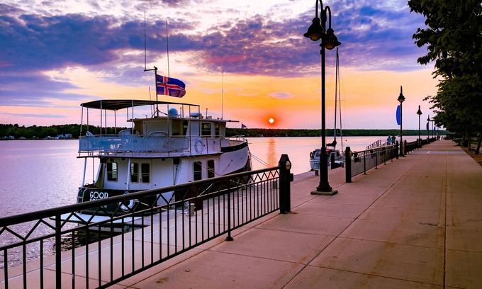 Sturgeon Bay Hotel | Stone Harbor