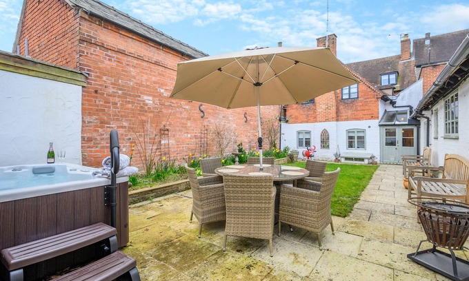 Alcester House | Stone House - Four Bedroom House, Sleeps 8