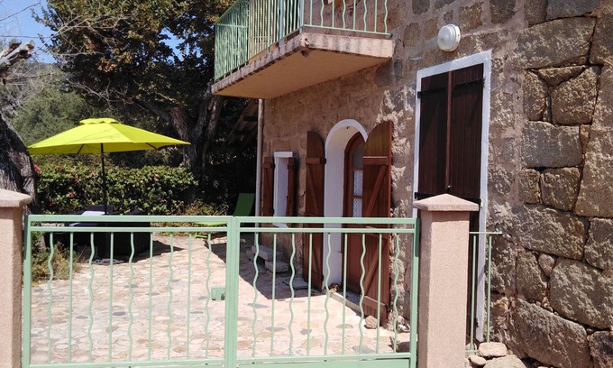 Monacia-d'Aullene House | Stone house in a typical village, sea view,