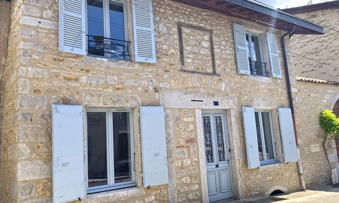 Poncin House | Stone house with jacuzzi 500m from the Ain 3bed 8p
