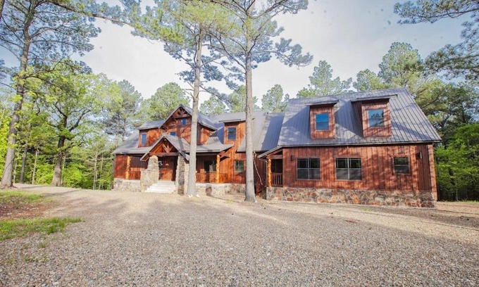 Broken Bow House | Stone Mountain Lodge 5000sqft 6 Bed Game Room Pool Table Hot Tub