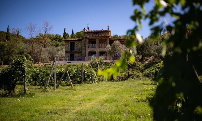 Castiglion Fiorentino Villa | Stone villa accessible by wheelchair, situated in a hilly position 2 km from the village of Castigli