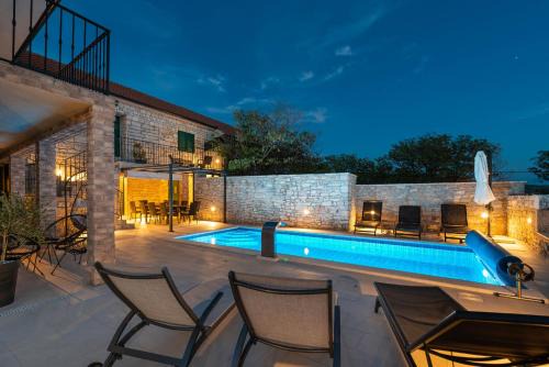 Lisane Ostrovicke Villa | Stone villa Didovi Snovi with heated pool