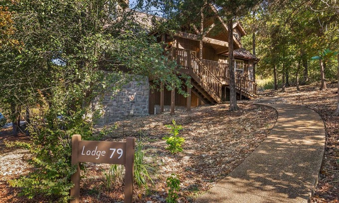Reeds Spring Cabin | StoneBridge Gated Resort-"Four Acorns Lodge" Quiet w/Great Parking and close to SDC - Lodge #79