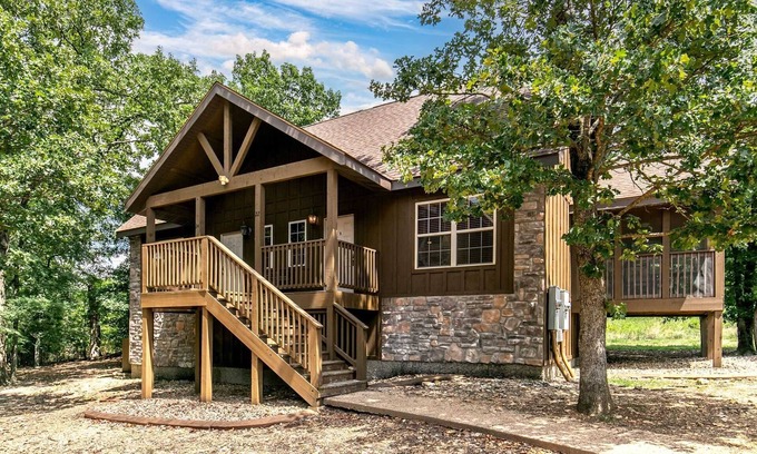 Reeds Spring Cabin | Stonebridge Lodge! New Recliner, Fireplace, King Bed, Lots of Space! | 104B