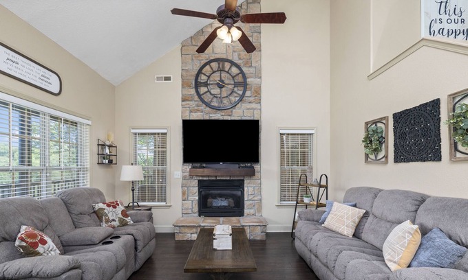Branson West Villa | Stonebridge Villa sitting on the edge of Ledgestone Golf Course's 13th Fairway!