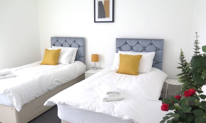 Crewe House | Stoneley Stays by Urban Hazelnut 4 Bedrooms 6 Guests