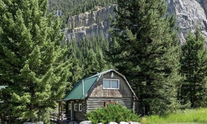 Gallatin Gateway Cabin | Storm Castle Highlands river cabin