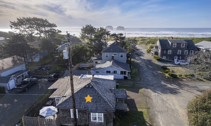 Rockaway Beach Cottage | Storybook Beach Cottage *Retreat* at Twin Rocks
