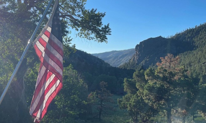 Bellvue Cabin | Storybook Cabin - Private Stream, Incredible Canyon View, Starlink Internet