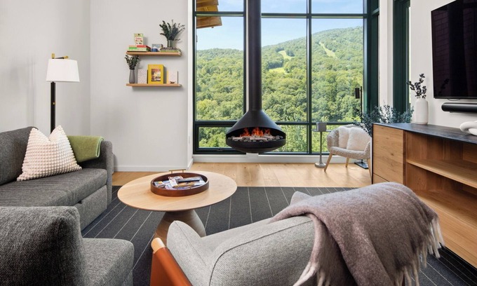 Stowe Area Condo | Stowe Alpine Treehouse New Slopeside Penthouse