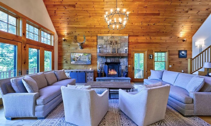 Stowe House | STOWE DREAM HOME WITH HOT TUB, FIRE PIT AND GAME ROOM