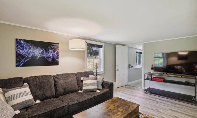 Moscow Apartment | Stowe Gallery Apartment: 1 br, a/c, great location!