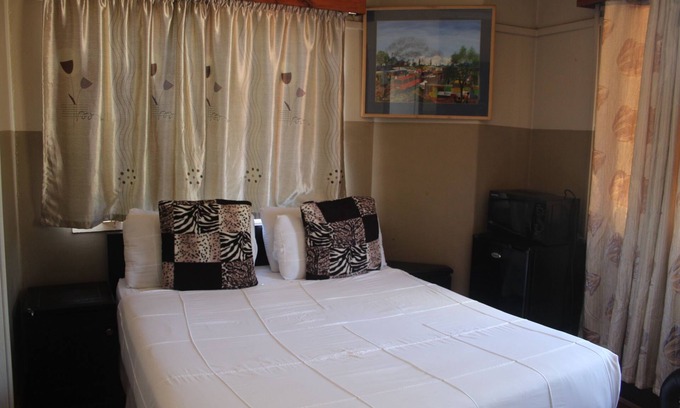 Greater Johannesburg Metropolitan Area Hotel | Strategic Location,15mindrive to ORTambo airport, the park town and the City Zoo
