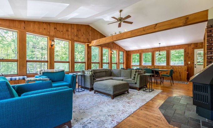 Stratton and Bromley Ski Areas Ski Chalet | Stratton Chalet with Hot Tub and Golf Simulator