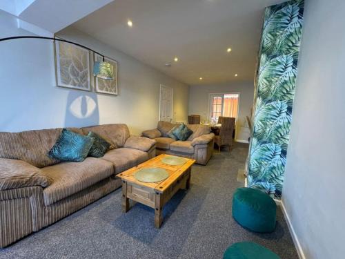 Swindon House | Stratton House, Sleeps 13, 6 bedrooms, Parking, Long Stay Disc