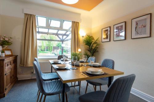 Hunts Cross Apartment | Strawberry Fields House - Air Host & Stay - 3 Bedroom