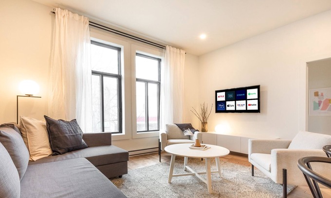 Hochelaga Apartment | Strawberry Stays! Secret to sweet dreams!