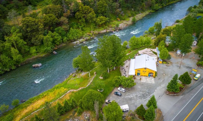 Big Bar Resort | Strawhouse Resorts
