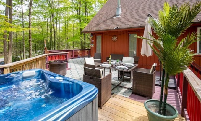 Hamlin Ski Chalet | Streamside Chalet with Hot Tub 🔥Pivate Playground-Family Friendly by pool/lake