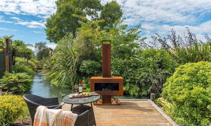 Waitahanui House | Streamside Flax Cabin