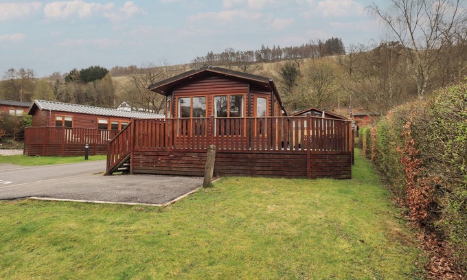 Troutbeck Cottage | STRIDING EDGE LODGE, family friendly, with hot tub in Windermere