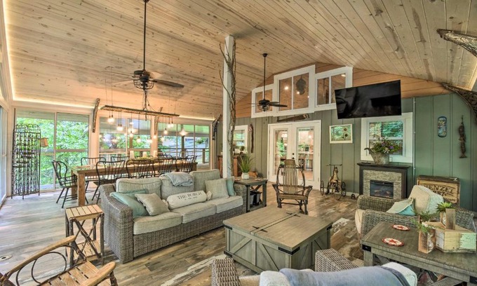 Hiawassee House | Striking Getaway with Hot Tub, Deck and Lake Access!