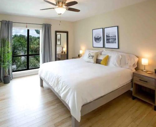 Siesta Key Apartment | Stroll to Siesta Beach from Serene Condo + (bikes)