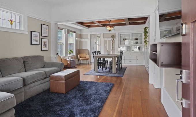 Central Sacramento Cottage | β π Stroll to Town | Large Yard with Chickens + Eggs!