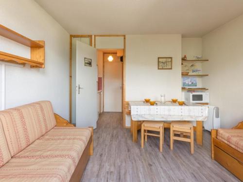 Montchavin Apartment | Studio à Montchavin, proche centre et pistes, vue vallée, TV, balcon - FR-1-181-2529