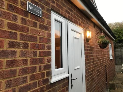 Staines Apartment | Studio-1-Staines/Heathrow/London-own entrance