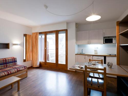 Brides-les-Bains Apartment | Studio 2 pers, centre-ville, près des thermes, balcon, WiFi, télécabine à 200m, parking dispo - FR-1-512-97