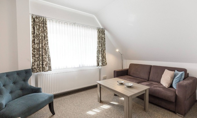 Dorumer Neufeld Apartment | Studio 201. With sofa and style.