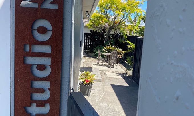 Fitzroy Apartment | STUDIO 22 . 5 minute walk to sand.