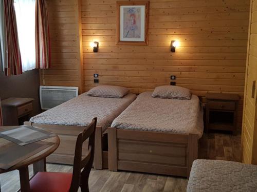 Brides-les-Bains Apartment | Studio 4 pers, balcon, parking couvert, centre Brides-les-Bains, proche thermes et télécabines - FR-1-512-237