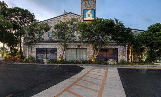 Medical Center District Hotel | Studio 6 San Antonio TX Northwest Medical Center