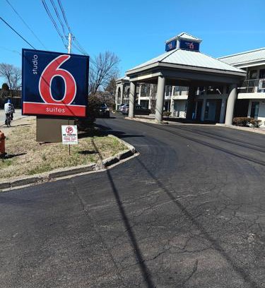 Highland Park Hotel | Studio 6 Suites Louisville KY Airport/Expo Center