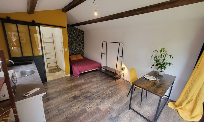 Sarrians Apartment | Studio Aménagé Avec Jardinet au Calme