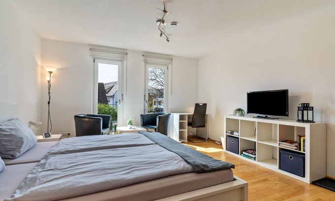 Lehen Apartment | Studio Apartment 'Ferienwohnung Lehen - Herr 2' with Shared Garden and Wi-Fi