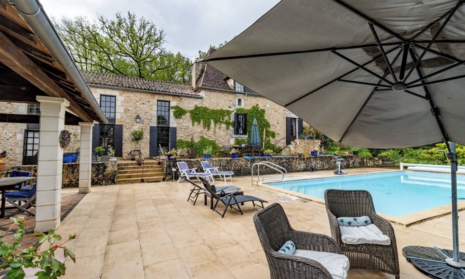 Saint-Amand-de-Vergt Apartment | Studio Apartment 'Petit Gîte Croix Du Sud' with Shared Pool, Shared Terrace and Wi-Fi