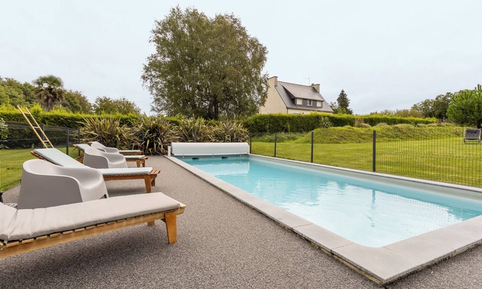 Clohars-Fouesnant Apartment | Studio Apartment 'À La Campagne Avec Piscine' with Shared Pool, Shared Garden and Wi-Fi