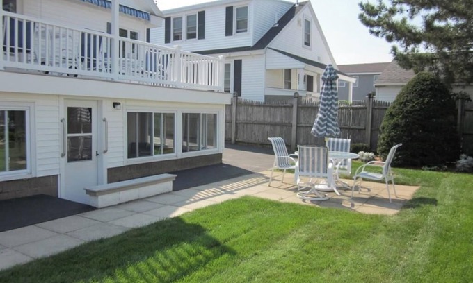 Byfield Apartment | Studio apartment ideally located in the coveted Seabrook Beach Village District