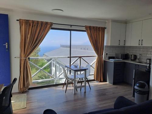Fish Hoek Apartment | Studio Apartment in Glencairn