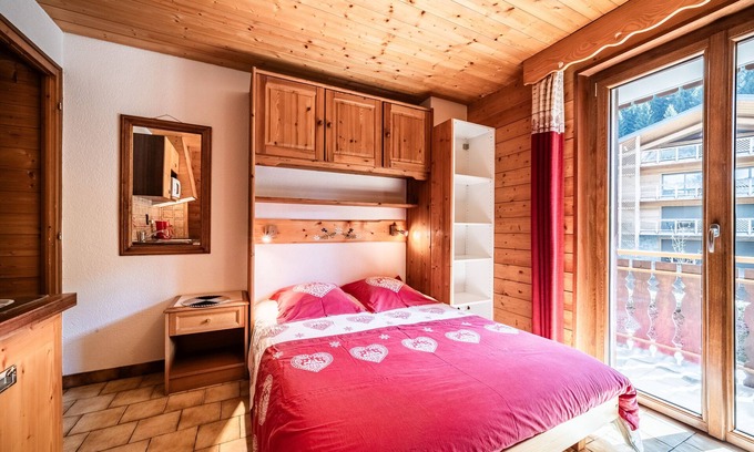 Chatel Apartment | Studio Apartment 'Le Cabri - 2 Pers' with Mountain View, Balcony and Wi-Fi