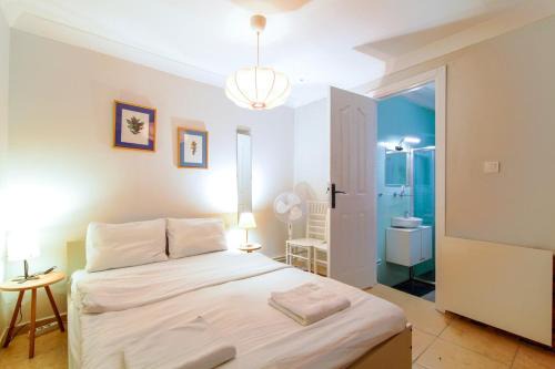 Mecidiyekoy Apartment | Studio Apartment on Garden Floor in the Center of Mecidiyeköy