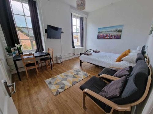 Exeter Apartment | Studio Apartment, Private Parking, Walk To Centre, Uni and Hospital, Long Stay Prices