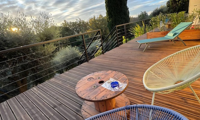 Le Tignet Apartment | Studio Apartment 'Soleil Et Palmiers' with Shared Pool, Wi-Fi and Air Conditioning