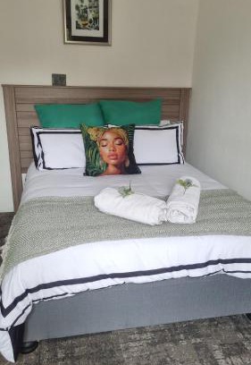 Germiston Apartment | Studio apartment, water backup, 12 min from OR Tambo