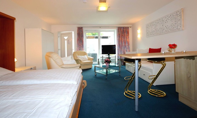 Sildemow Apartment | Studio apartment with terrace, own parking space and a small lake 500 m away